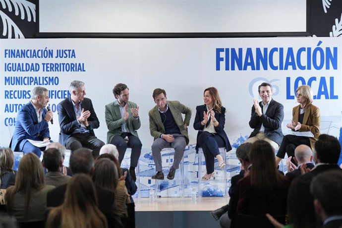 (I-D) El vicesecretario de Hacienda, Vivienda e Infraestructuras del PP, Juan Bravo, el alcalde de Badalona, Xavier García Albiol, el alcalde de Monzón, Isaac Claver, el alcalde de Madrid, José Luis Martínez Almeida, la alcaldesa de Zaragoza, Natalia Chue