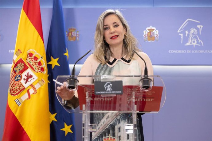 La portavoz de Sumar en el Congreso, Verónica Martínez Barbero, durante una rueda de prensa en el Congreso, a 24 de febrero de 2026, en Madrid (España).