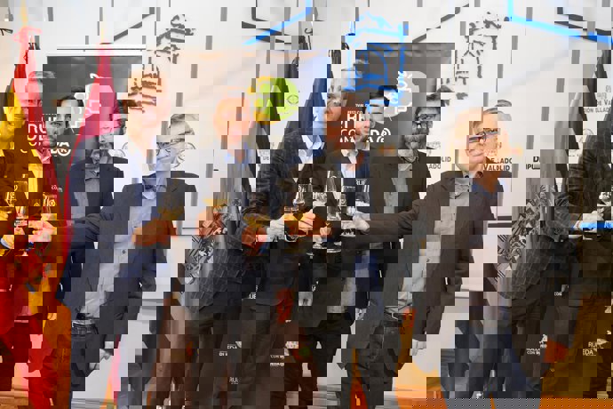 El director del Consejo Regulador de la DO Rueda, Santiago Mora; el diputado Roberto Migallón, y los coordinadores del festival, Pedro del Río y Jaime Alonso, de la productora Plan Secreto, este martes en la Diputación de Valladolid.