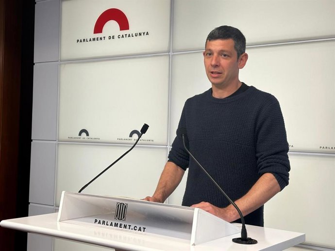El diputado de la CUP Xavi Pellicer en una rueda de prensa desde el Parlament