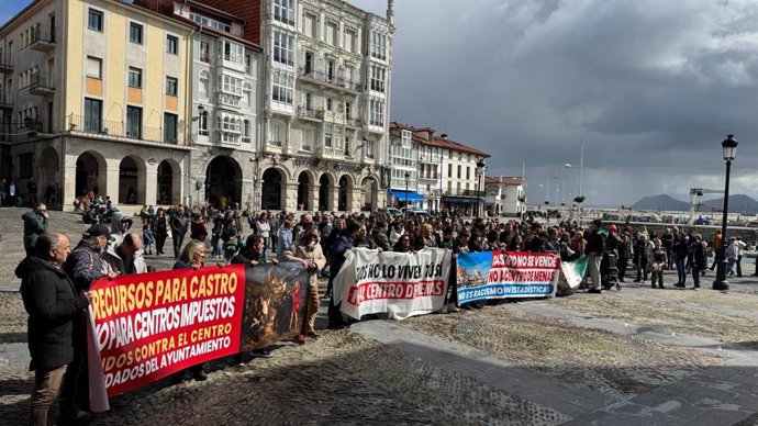 Decenas de personas durante una marcha contra la implantación de centros de menores migrantes no acompañados en Castro.-ARCHIVO