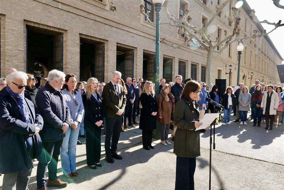 El Gobierno de Aragón ha guardado un minuto de silencio en señal de rechazo por la última víctima de violencia machista.