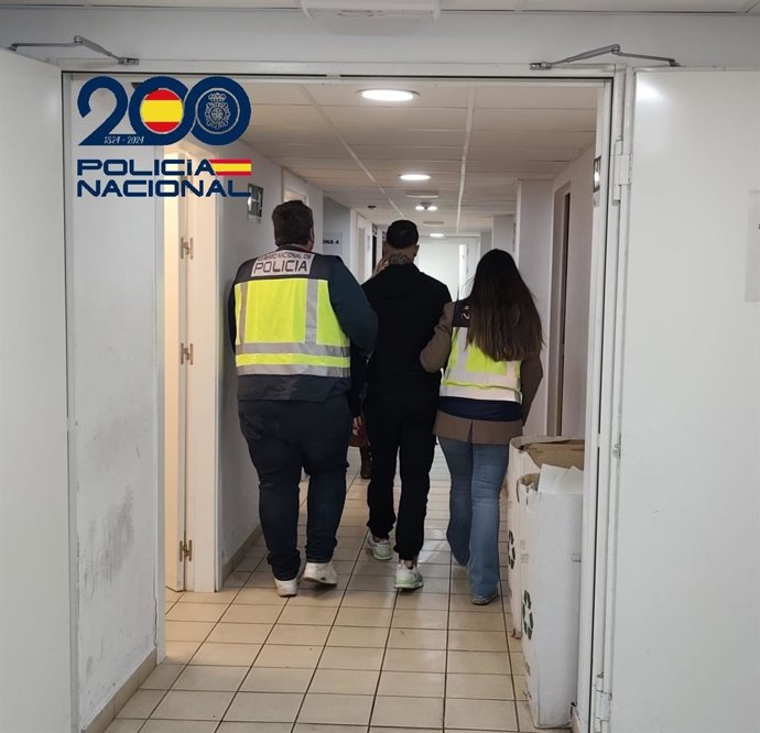 Agentes de la Policía Nacional detienen a una persona