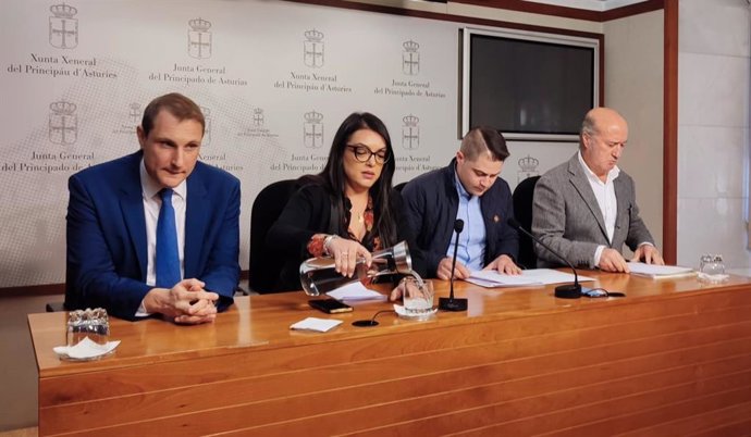 Los diputados Adrián Pumares (Foro), Carolina López (Vox), y Luis Venta (PP), en rueda de prensa junto al secretario general de URA, Borja Fernández