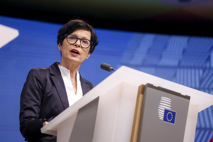 A comissária para o Alargamento, Marta Kos, numa coletiva de imprensa em Bruxelas.