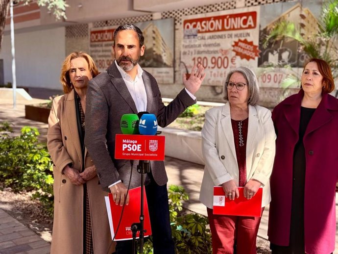 El portavoz del PSOE en el Ayuntamiento en una rueda de prensa, junto a concejalas socialistas