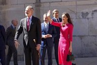 Cientos de personas dan la bienvenida en Jaén a los reyes a su llegada a la plaza de Santa María
