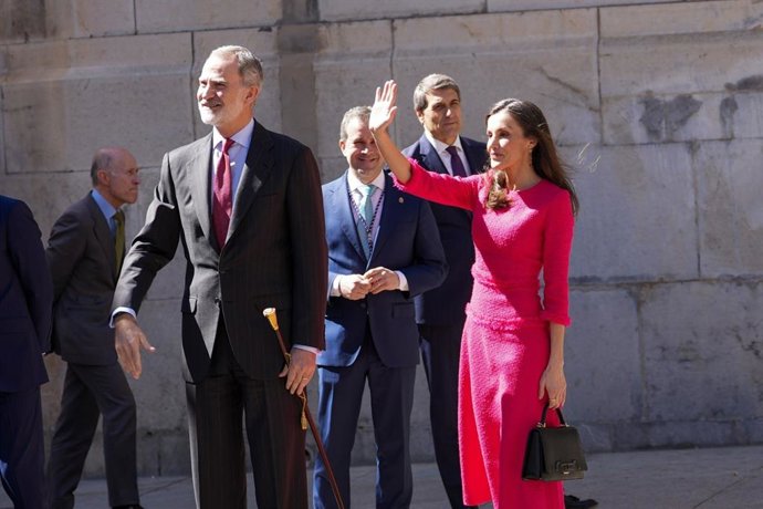 El rey Felipe VI, con el bastón de mando de la ciudad de Jaén, y la Reina Letizia saludan a su llegada