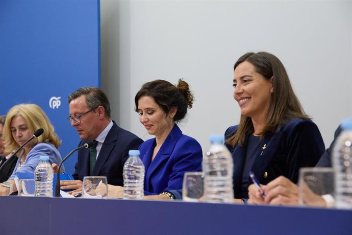 Archivo - (I-D) El secretario general del PP de Madrid, Alfonso Serrano; la presidenta de la Comunidad de Madrid y presidenta del PP de Madrid, Isabel Díaz Ayuso, y la ex alcaldesa de Arroyomolinos, Ana Millán, durante el Comité Ejecutivo Autonómico del P