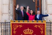 Aceite, dulces, flores de olivo, una estampa, dulces y un peluche, regalos de la ciudad de Jaén a los reyes