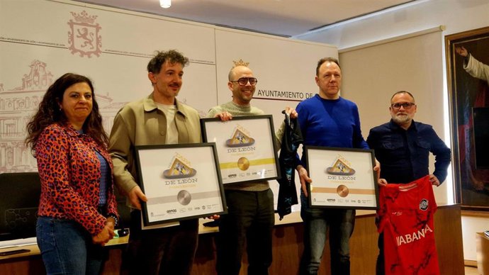 Los tres premiados en el Concurso a la Mejor Tapa de León, junto a la concejala de Turismo de León, Mercedes Escudero (izquierda) y el presidente de la Asociación Hostelería de León, Óscar García (derecha).