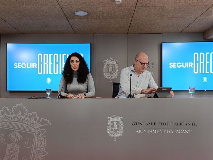 Archivo - La portavoz del equipo de gobierno del Ayuntamiento de Alicante, Cristina Cutanda (i), y el vicealcalde de la ciudad, Manuel Villar (d)
