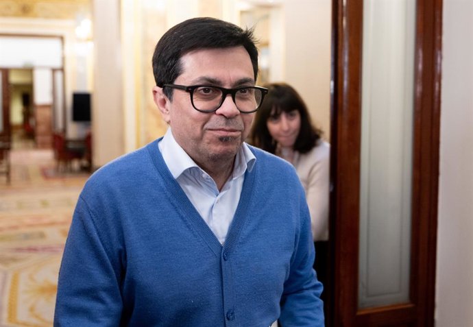 O quarto secretário da Mesa do Congresso, Gerardo Pisarello, ao chegar a uma reunião da Mesa do Congresso dos Deputados, em 24 de fevereiro de 2026, em Madri (Espanha).