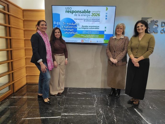 La delegada de Derechos Sociales, Irene Aguilera (segunda por la izda.), y la delegada de Recursos Humanos y Energía de la Diputación, Tatiana Pozo (tercera), en la presentación del programa.