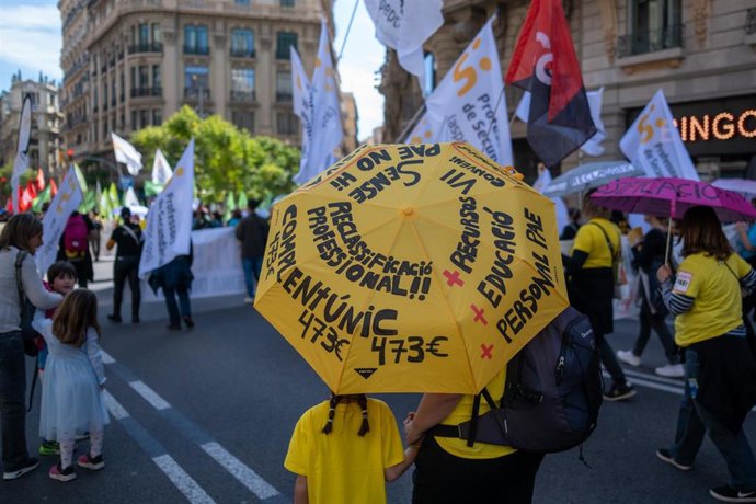 Decenas de personas durante una manifestación de docentes, a 16 de marzo de 2026, en Barcelona, Catalunya (España). La marcha ha sido convocada por los sindicatos educativos Ustec·Stes, Aspepc·Sps, CGT Ensenyament e Intersindical para pedir mejores condic