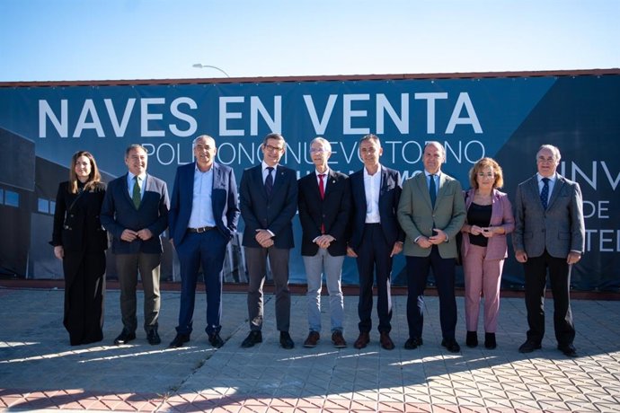 Foto de familia en el polígono industrial Innovatorno, en Utrera (Sevilla), con motivo de la visita del consejero de Industria, Jorge Paradela.