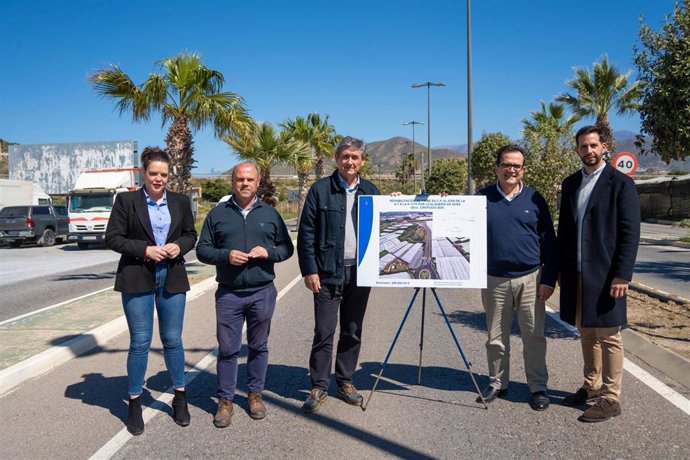 El diputado provincial Antonio Jesús Rodríguez y el alcalde de Adra, Manuel Cortés, junto a otros responsables, durante la presentación de la actuación de mejora en la carretera AL-6300.
