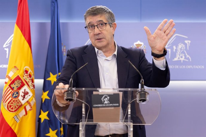 Archivo - El portavoz del PSOE en el Congreso, Patxi López, durante una rueda de prensa en el Congreso de los Diputados, a 11 de noviembre de 2025, en Madrid (España).