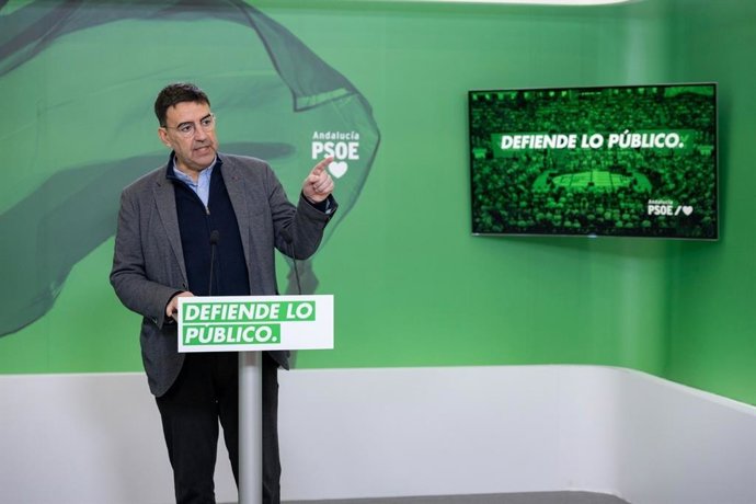 El portavoz del Grupo Socialista en la Comisión de Presidencia del Parlamento, Mario Jiménez, este martes en rueda de prensa.