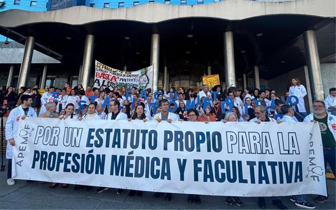 Protesta de médicos y facultativos frente al Ramón y Cajal