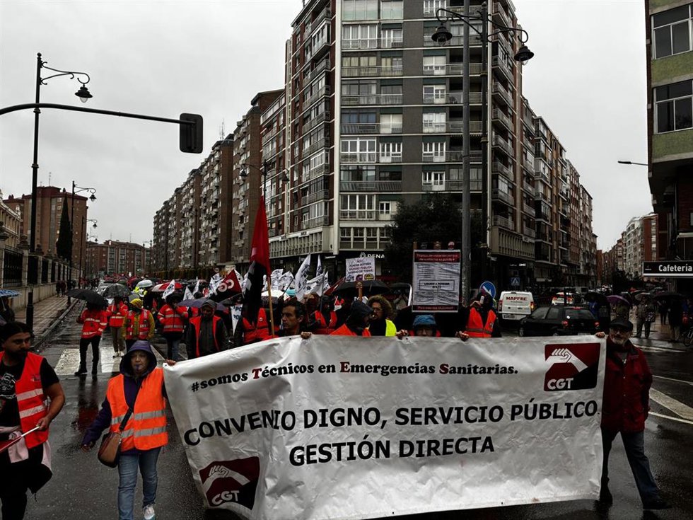 Archivo - Imagen de archivo de una manifestación del sector de transporte sanitario en Valladolid.