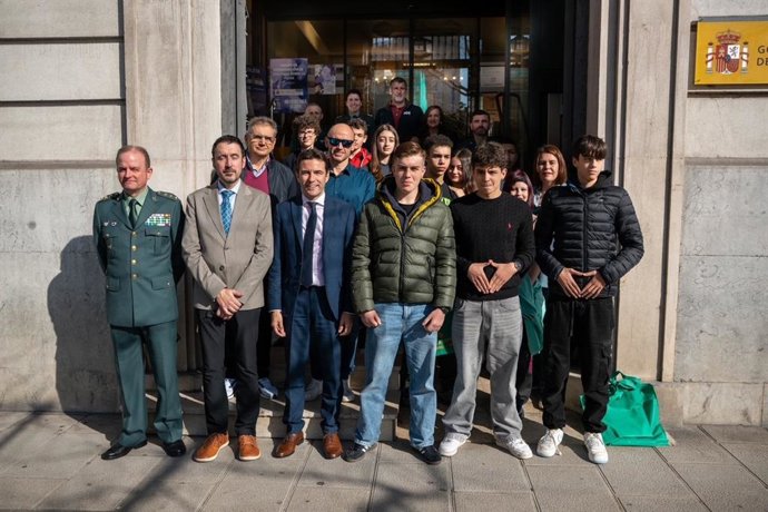 Alumnos de los institutos González Linares, Villajunco y Foramontanos, ganadores de la Ciberliga de la Guardia Civil