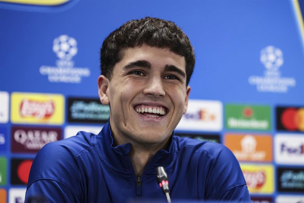 Pau Cubarsí, jugador del FC Barcelona, atiende a los medios durante la rueda de prensa en la jornada de entrenamiento previa al partido de la UEFA Champions League contra el Newcastle United en la Ciudad Deportiva Joan Gamper