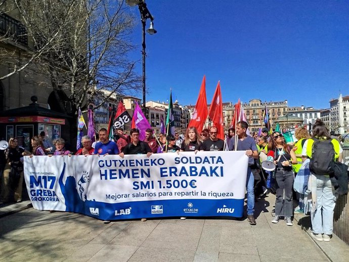 Manifestación de ELA, LAB, Steilas, Hiru y Etxalde en Pamplona durante la jornada de huelga general por un salario mínimo propio.