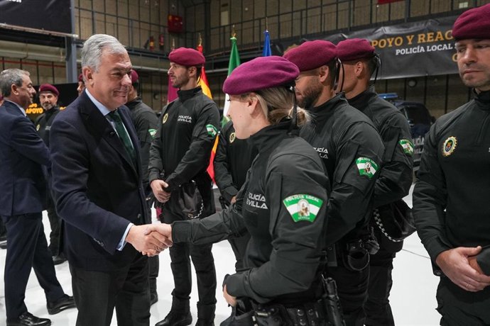 El alcalde de Sevilla, José Luis Sanz, junto al nuevo grupo de apoyo de la Policía Local (GAR)