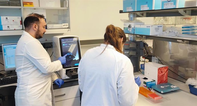 Investigadores de Eurecat usando la tecnología Olink