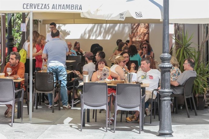 Archivo - Pese a la ampliación del horario en Semana Santa, las terrazas cerrarán a su hora habitual..