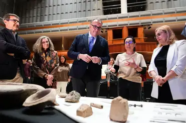 El consejero de Turismo y Andalucía Exterior, Arturo Bernal, y la alcaldesa de Fuengirola, Ana Mula, presentan el proyecto integral para la investigación, conservación y puesta en valor de la Ciudad Romana de Suel.