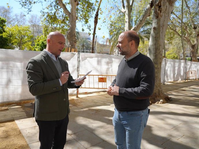 El portavoz adjunto de Vox visita una de las zonas propuestas por su formación para que sea objeto de obras de mejoras urbanísticas.