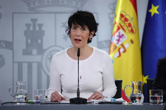 (I-D) La ministra de Inclusión, Seguridad Social y Migraciones, Elma Saiz, durante la rueda de prensa posterior al Consejo de Ministros, a 10 de marzo de 2026, en Madrid (España).