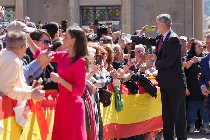 Los monarcas saludan a las personas congregadas en la plaza de Santa María