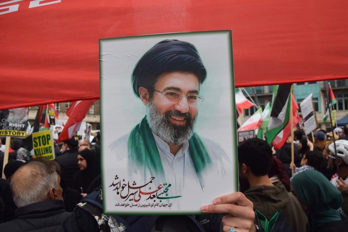 Imatge del nou líder suprem d'Iran, l'aiatol·là Mojtaba Jamenei, durant un acte a Londres amb motiu del Dia de Jerusalem (arxiu)