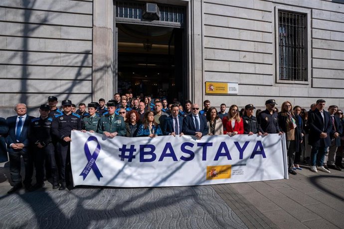 Minuto silencio en Delegación del Gobierno por el crimen machista de Pedreña