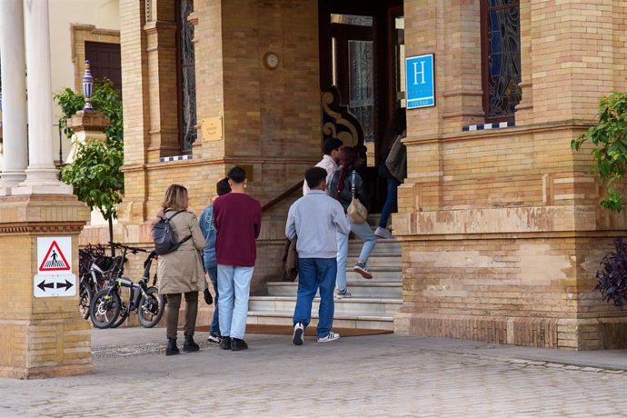 Turistas accede a un céntrico hotel de cinco estrellas en la ciudad, en foto de recurso.