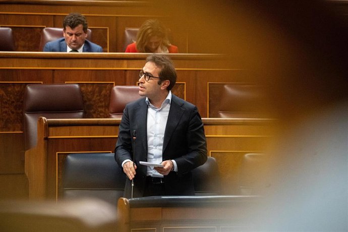 Archivo - El ministro de Economía, Comercio y Empresa, Carlos Cuerpo, durante una sesión de control al Gobierno , en el Congreso de los Diputados, a 11 de febrero de 2026, en Madrid (España). El pleno acoge el primer cara a cara del año entre el líder de 