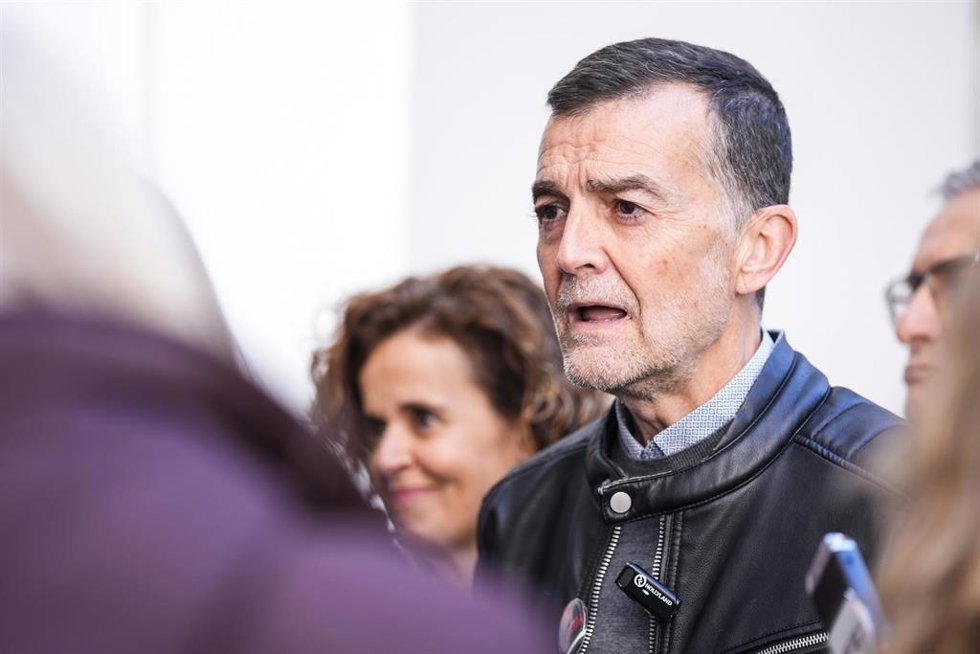 El coordinador federal de IU y candidato de Por Andalucía a la Presidencia de la Junta, Antonio Maíllo, atiende a los medios de comunicación  en el Parlamento de Andalucía, a 17 de marzo de 2026 en Sevilla (Andalucía, España). El coordinador federal de 