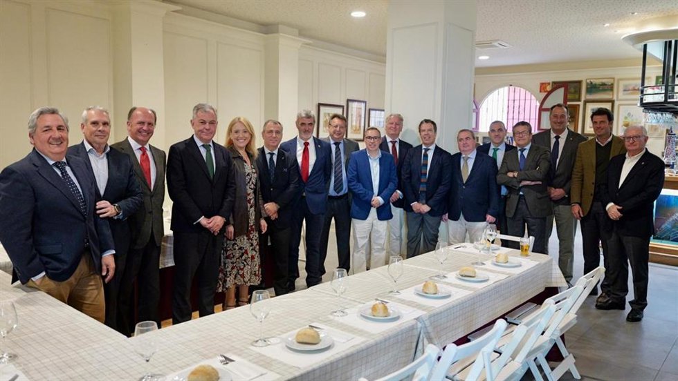 Reunión del alcalde de Sevilla, José Luis Sanz, con representantes del Foro FISE