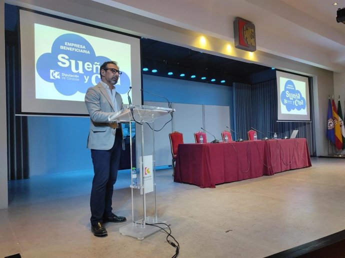 El delegado de Desarrollo Económico, Promoción y Empleo en la Diputación de Córdoba, Félix Romero, en el acto de entrega de reconocimientos del 'Sueña y Crea'.