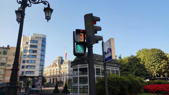 Archivo - Semáforo en Oviedo