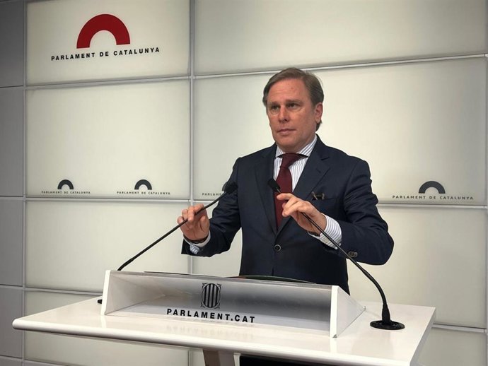 El portavoz de Vox en el Parlament, Joan Garriga, en una rueda de prensa