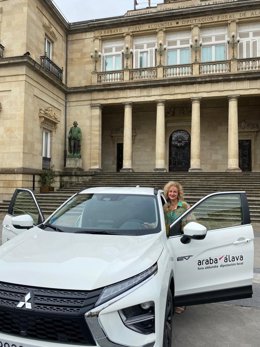 Archivo - La diputada foral de Empleo, Comercio y Turismo, y Administración Foral, Cristina González, en un vehículo eléctrico