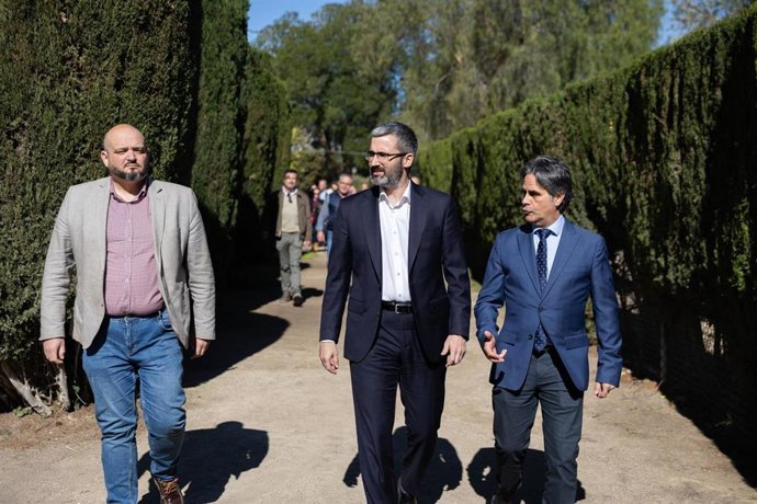El delegado del Gobierno en la Región de Murcia, Francisco Lucas, y el presidente de la Mancomunidad de los Canales del Taibilla (MCT), Juan Cascales, visitan las obras de renaturalización del parque Rafael de la Cerda de Tentegorra