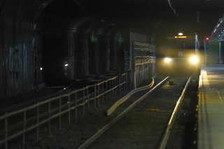 Archivo - Un tren llegando a la estación Plaza de Catalunya, en Barcelona, en una imagen de archivo.