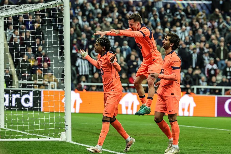 Lamine Yamal, del FC Barcelona, celebra el gol del 1-1 durante el partido de octavos de final de la UEFA Champions League entre el Newcastle United y el Barcelona en St James' Park, en Newcastle