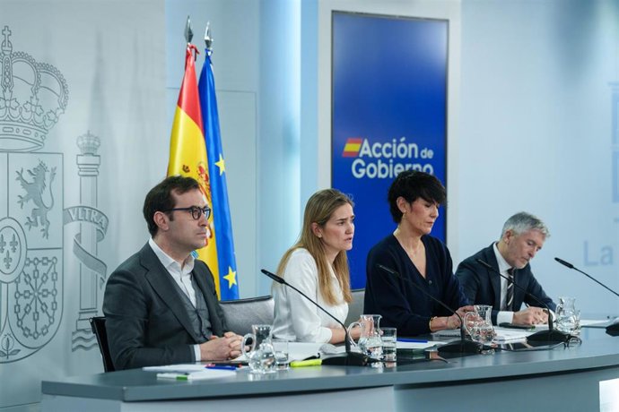 (I-D) El ministro de Economía, Comercio y Empresa, Carlos Cuerpo, la vicepresidenta tercera y ministra para la Transición Ecológica y Reto Demográfico, Sara Aagesen, la ministra de Inclusión, Seguridad Social y Migraciones, Elma Saiz.