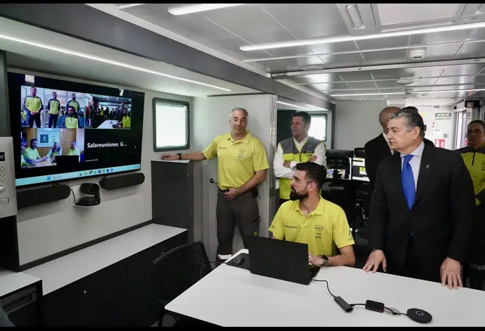 El consejero de Sanidad, Presidencia y Emergencias de la Junta de Andalucía, Antonio Sanz (1d), visita las instalaciones del Puesto de Mando Avanzado (PMA) Base Litoral del Grupo de Emergencias de Andalucía (GREA) en Benahavís (Málaga). 